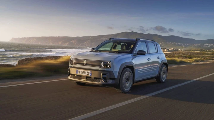 Renault 4 delude il confronto con la R5 E-Tech: serve più autonomia?