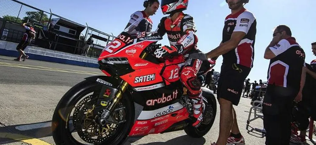 Superstock 1000 Donington: Rinaldi in pole su Tamburini