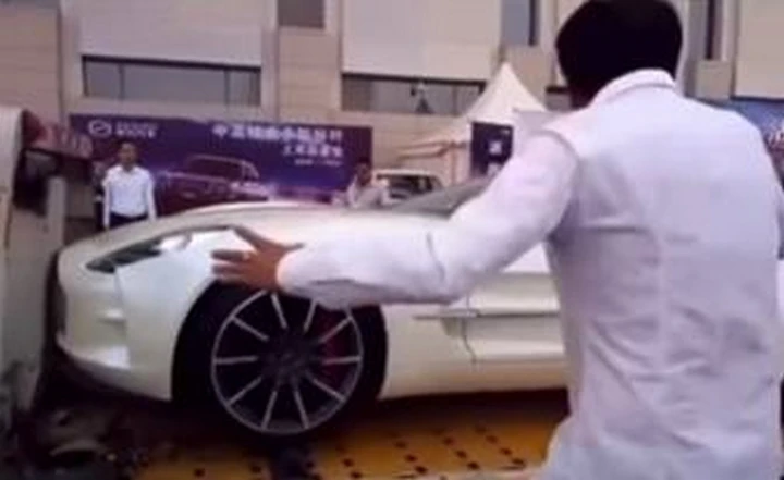 Aston Martin One-077 sbatte sul carro attrezzi | Video