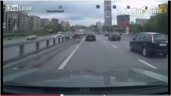 Automobile spinge motociclista contro il guardrail [Video]