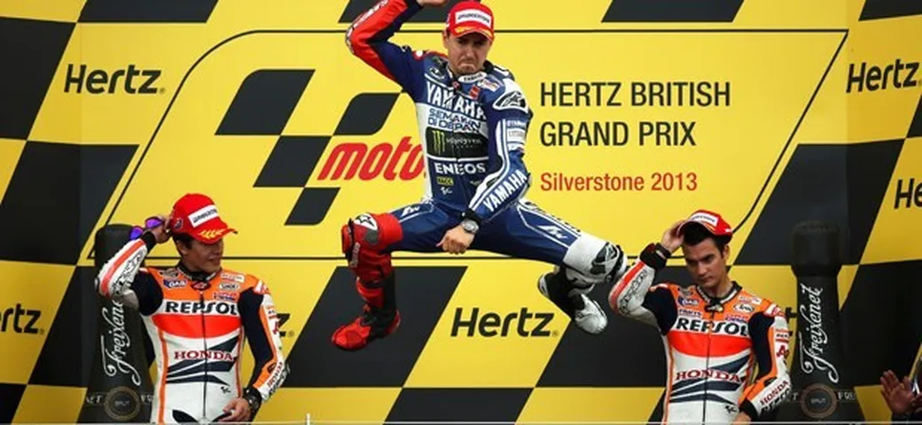 MotoGP Silverstone, epico duello fra Lorenzo il “chirurgo” e Marquez l’”eroe”