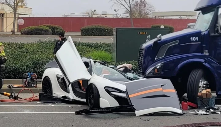 Addio McLaren 675LT, brutto incidente contro un tir: è distrutta
