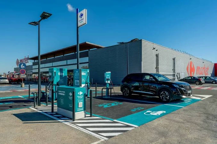 Carrefour in Belgio vieta le auto elettriche in 18 parcheggi: ecco perché