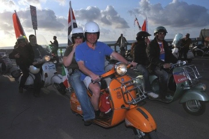 Migliaia di Vespisti a Cefalù per il Vespa World Days 2008