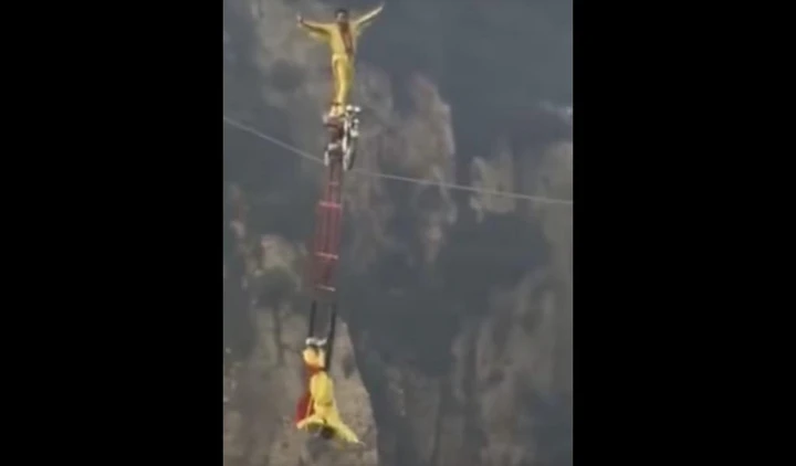 Incredibile impresa, in moto su un cavo sospeso nel vuoto [Video]