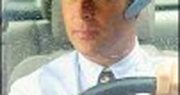 La guida con il cellulare: pericolosa anche con l'auricolare