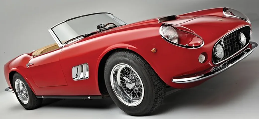 Un parcheggiatore va a sbattere con una Ferrari 250 GT California Spyder