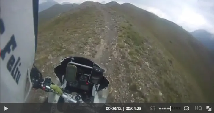 Video: enduro estremo in bilico sulla vetta