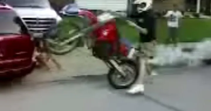 Impennata dall'esito poco felice con la moto da cross [Video]
