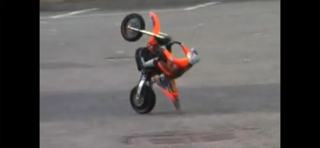 Video: freestyle con una KTM Supermotard radiocomandata