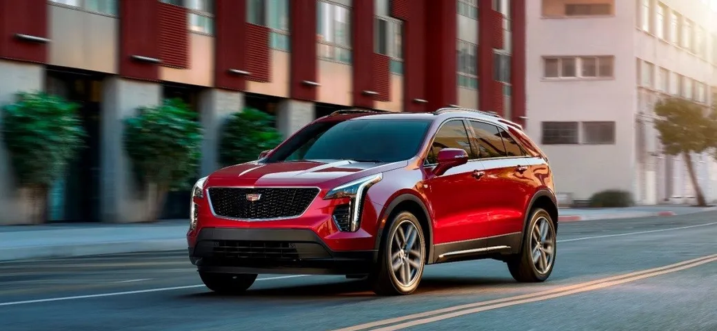 Cadillac XT4: dotazioni e prezzi della nuova versione turbo benzina