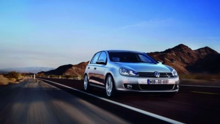 Volkswagen: per la Golf debuttano nuovi fari diurni a LED