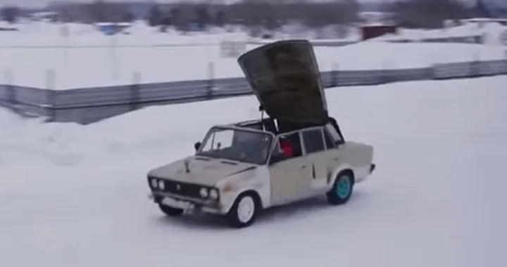 Una Lada 1600 che frena con il tetto "attivo" [Video]