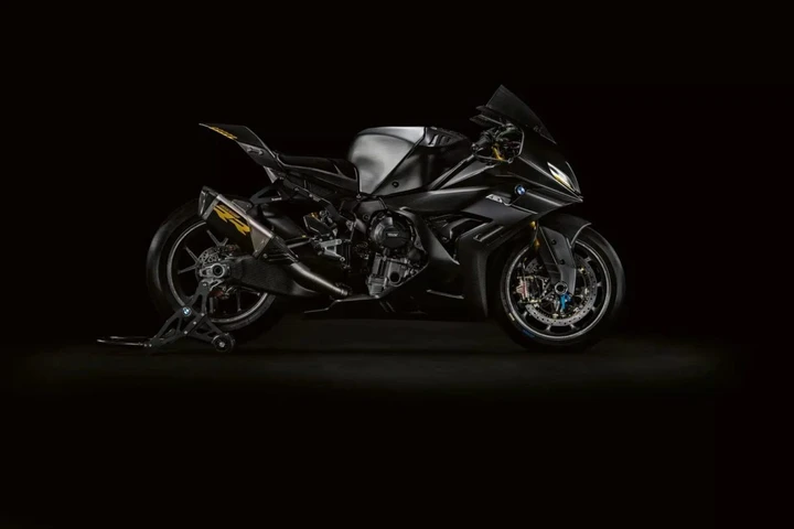 BMW prepara la nuova S 1000 RR: spunta un forcellone inedito