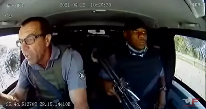 Il conducente di un blindato portavalori sfugge ad un attacco armato [Video]