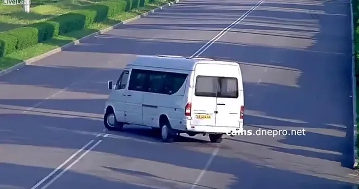 Terribile caduta in moto per evitare un furgone