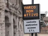 Auto elettriche e ibride nelle ZTL di Roma: permessi e regole