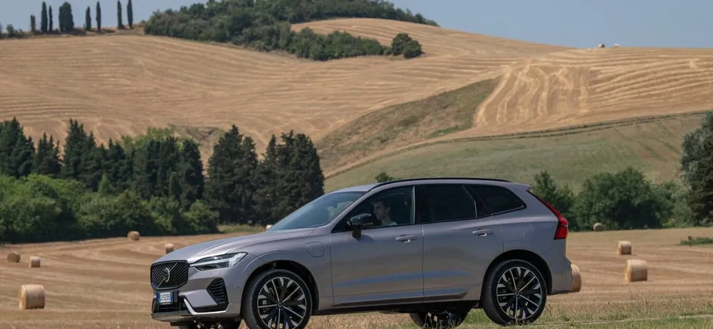 Volvo XC60 Model Year 2026: icona della sicurezza e del design scandinavo