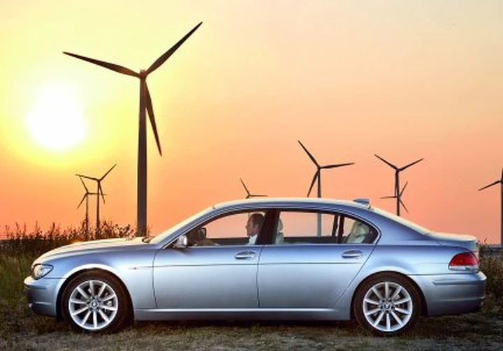100 personaggi famosi provano la BMW Hydrogen 7