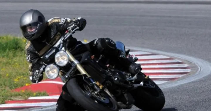 Scatto in Corsa: Triumph Street Triple a Magione