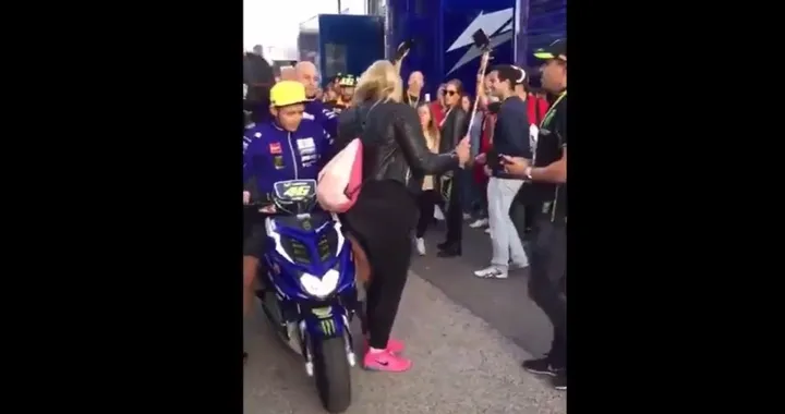 Valentino Rossi, quel calcio nel paddock e le scuse. Ma la tifosa lo denuncia...