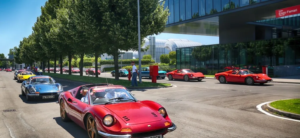Ferrari: oltre 150 Dino e più di 300 clienti in parata a Maranello [Video]