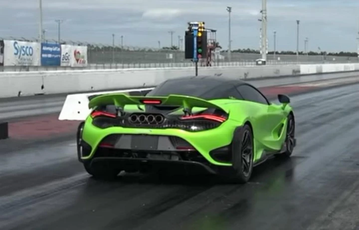 McLaren 765LT brucia l'asfalto