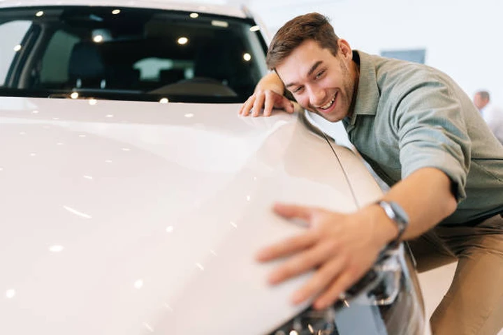 Auto nuove sempre più care, perché i giovani rinviano l'acquisto
