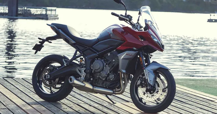 Triumph, partono i test ride per il pubblico in sella alla gamma moto 2022