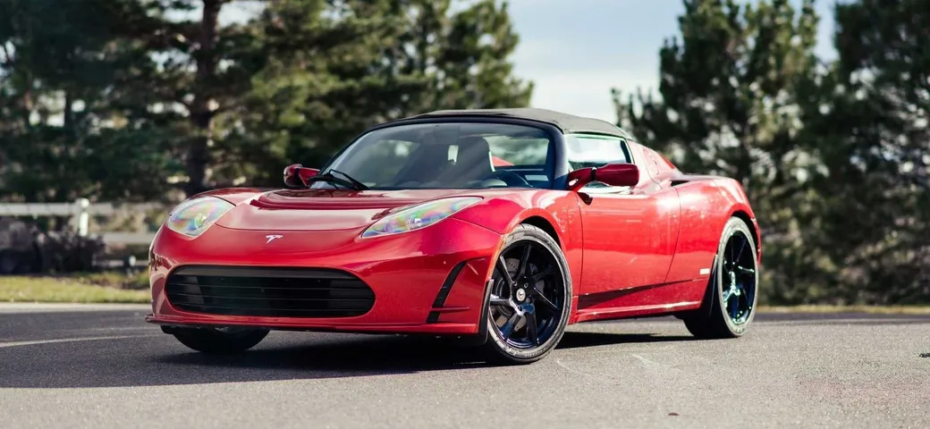 Tesla Roadster con 2000 km all'asta con prezzo record