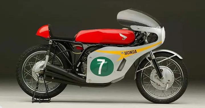 Honda 6 cilindri in pista con Guy Martin: revival nel ricordo di Hailwood