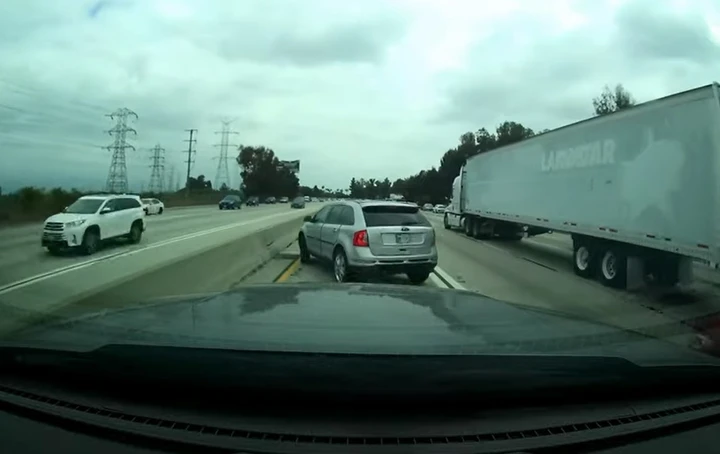 Invade la corsia e vuole avere ragione, ma la dashcam riprende tutto [Video]