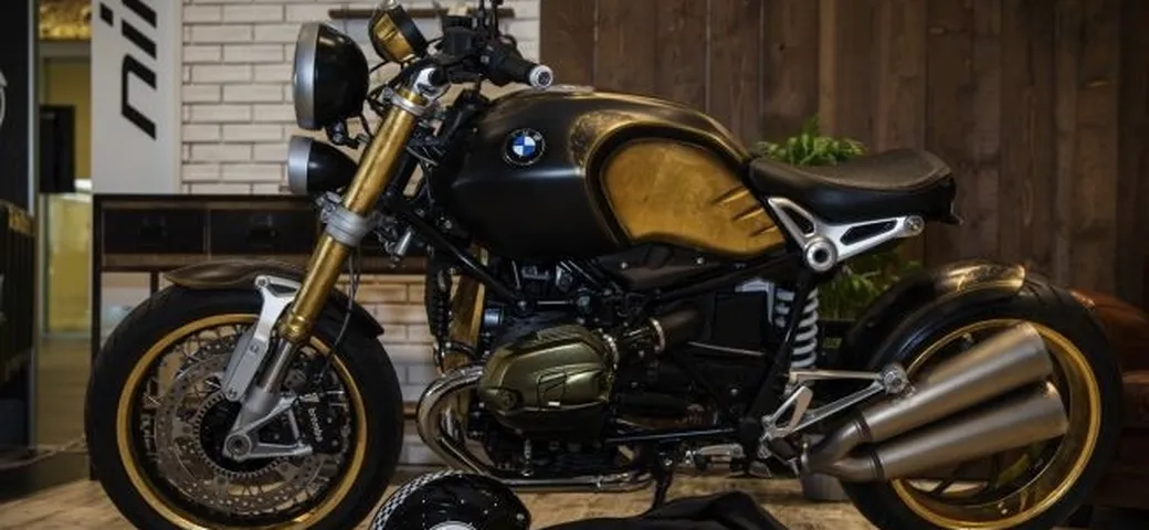 La BMW R nineT si veste di tatuaggi