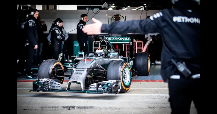 Jorge Lorenzo con la Mercedes F1 W05 Hybrid