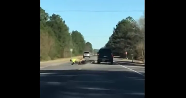 Incidente con la moto legata al cavo traino