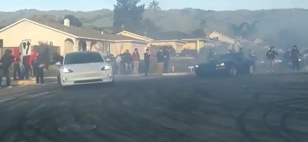 Tesla Model 3 e Chevy Camaro: pericolosi donut [Video]