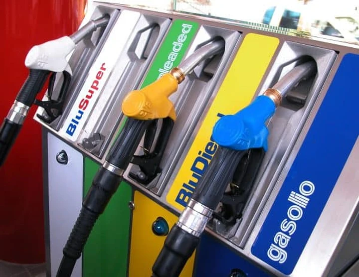 Il prezzo del petrolio scende, ma benzina e gasolio costano ancora cari