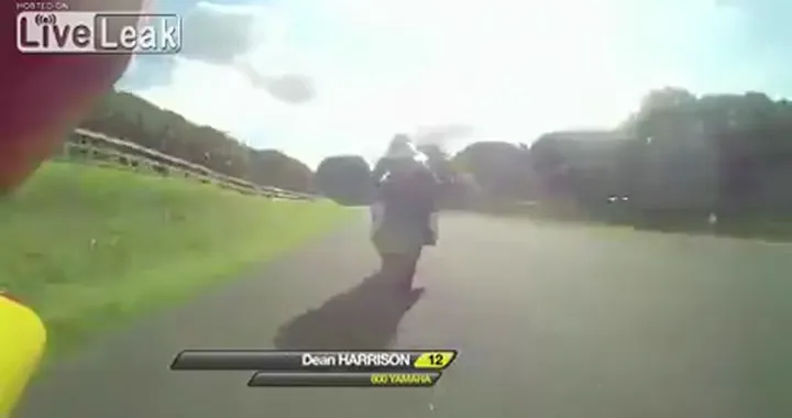 Spettacolare incidente con 9 moto