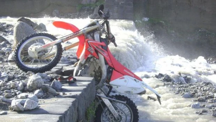 Foto del giorno: parcheggiare una moto da enduro
