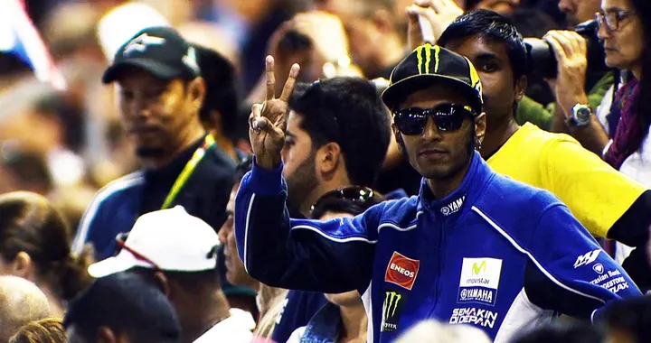 Sosia di Valentino Rossi in tribuna in Qatar