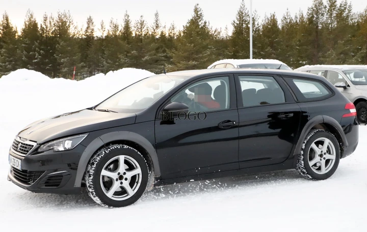 Peugeot 508: foto spia sulla neve