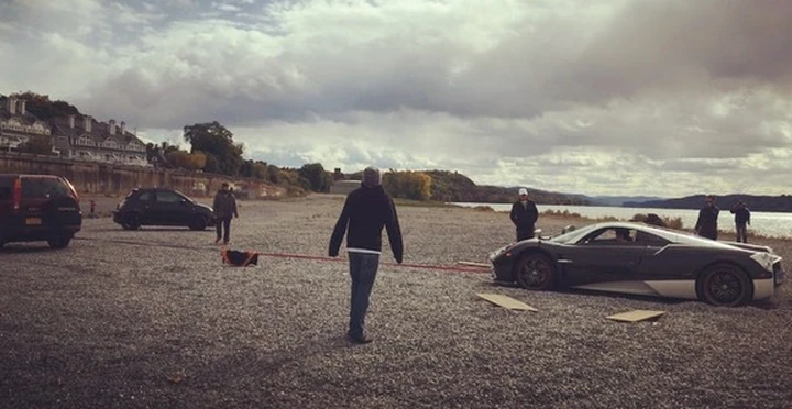 L'Honda CR-V salva la Pagani Huayra ferma in riva al fiume