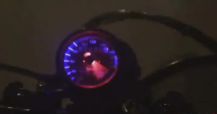 Moto con tachimetro acrobatico e supersonico [Video]