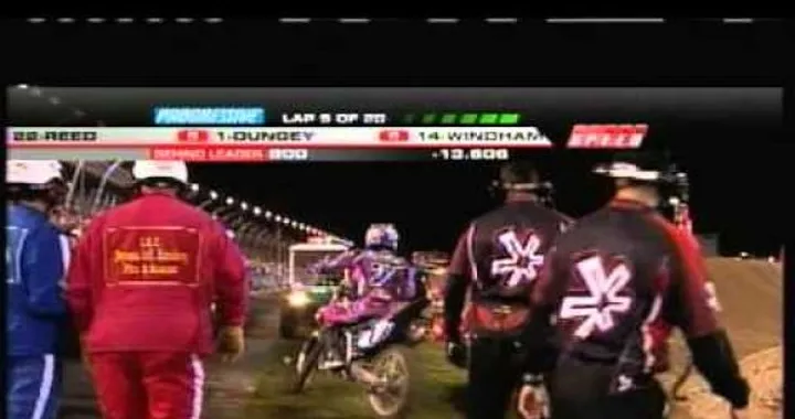 La curiosa caduta di James Stewart nella gara di Daytona 2011