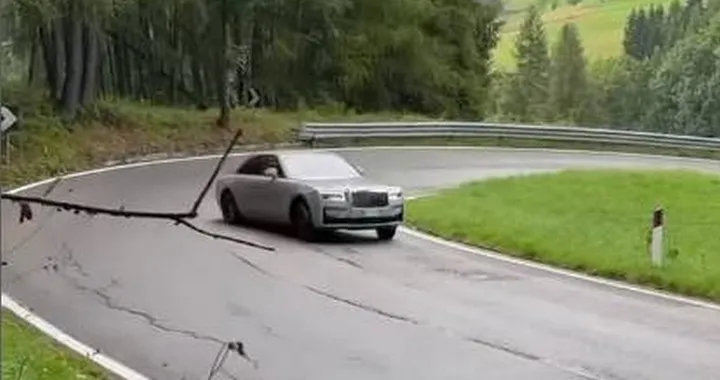 Rolls-Royce Ghost in stile auto da rally: drifting in montagna | Video