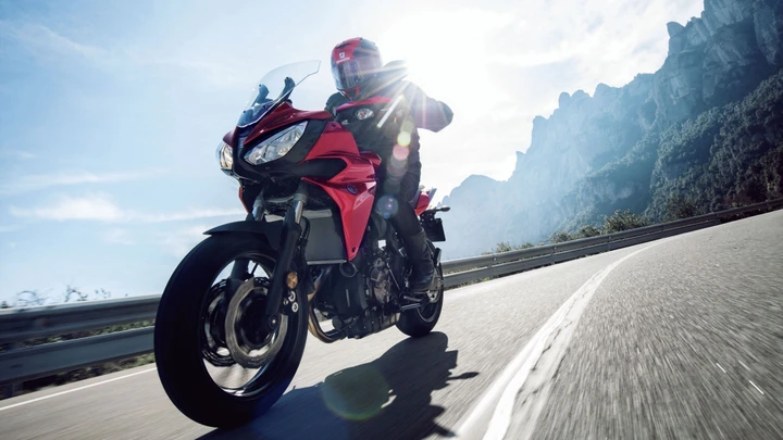 Yamaha Tracer 700: foto e caratteristiche tecniche