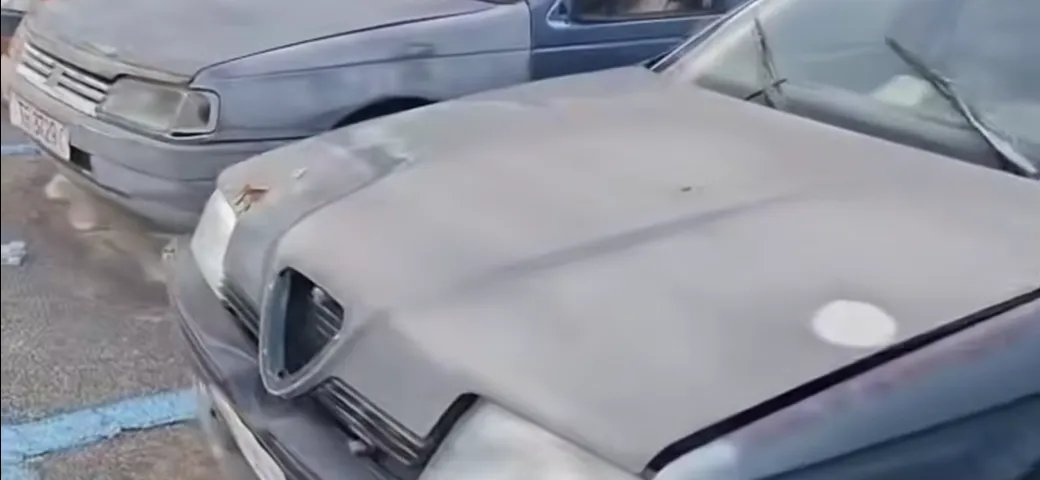 Peugeot 405, Alfa 164, il parcheggio dell'aeroporto diventa un cimitero
