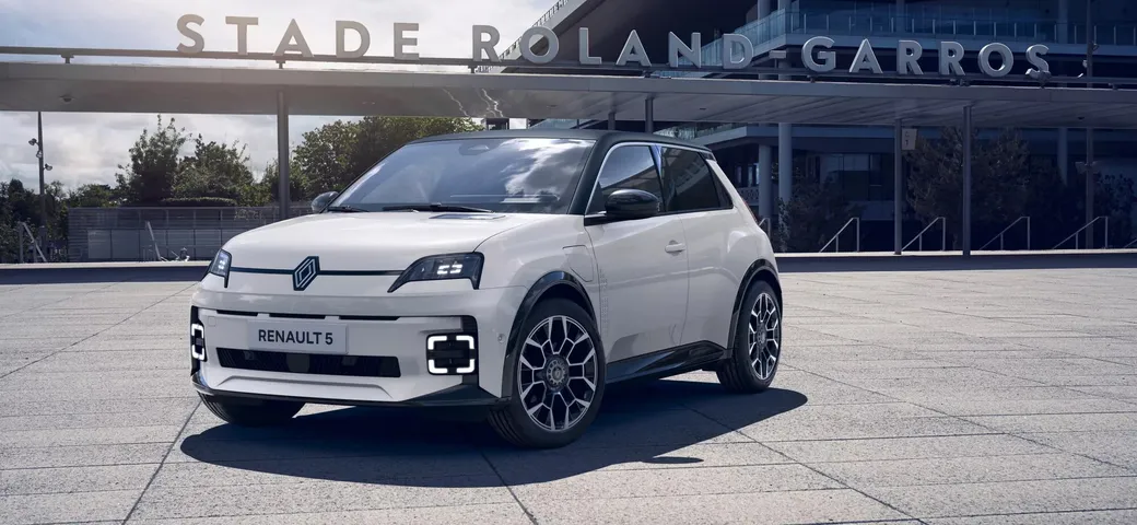 La nuova Renault 5 E-Tech Electric Roland-Garros al noto torneo di tennis