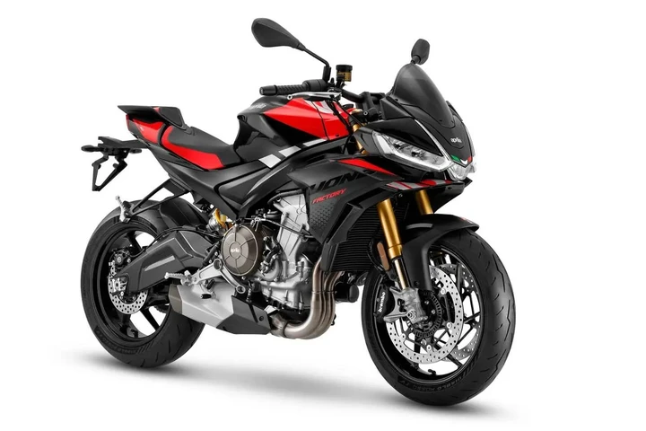 Aprilia Tuono 660 Factory 2025: 105 CV, sospensioni Öhlins e elettronica Avanzata