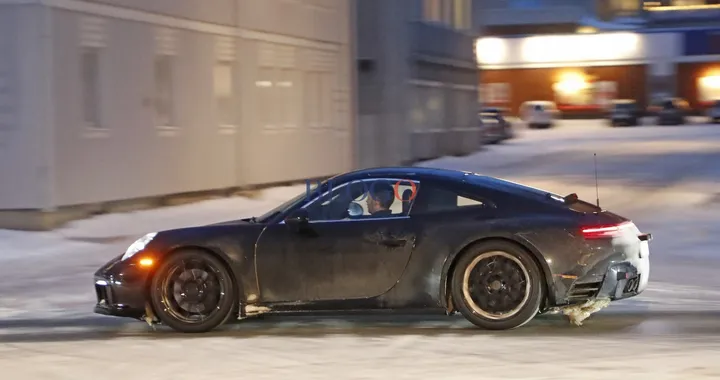La Porsche 911 2018 si mostra con lo spoiler abbassato
